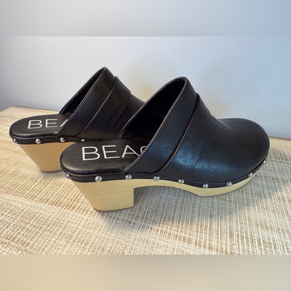 Beach by Matisse Black Clogs with Silver Studs Tan Bottom Size 9 - Picture 2 of 13